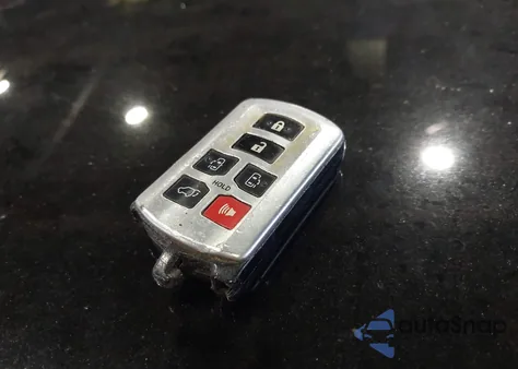 2015 Toyota Sienna Xle 8 Passenger z USA, uszkodzony, nr VIN 5TDYK3DC8FS610494